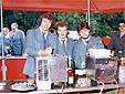 Roland Schwab, Andreas Winter und Uwe Bernhardt sorgen für kühles Blondes. Im Hintergrund Udo Jakobsen, OB Gerhard Erdmann und rechts Ferdinand Krumm