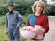 HeÖ Klaus-Albert Schliek bringt was für den Grill (rechts) und ein DRK-Kamerad