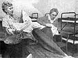 Brigitte Erdmann und Annegret Schölzel beziehen Betten im Unterrichtsraum (AA-Foto)