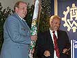 Bürgermeister Hans Jürgen Kammenhuber übergibt als Geschenk eine Fahne der Stadt Halver