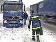 FaBe Thorsten Berger hilft einem LKW-Fahrer mit Dieselkraftstoff aus (Foto WDR)