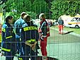 Am Behandlungsplatz: Rolf Wunderlich, Dirk Herrmann und Thomas Bunde im Gespräch  mit einem Rettungsdienstmann