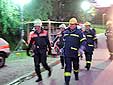 Feuerwehr- und THW-Kameraden bilden Trägertrupps für den Abtransport der Evakuierten (StvOB Markus Petschulat, Tobias Heßmert und GrFü Sebastian Tappe)