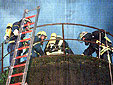 Einsatzkräfte fon Feuerwehr und  THW unter Atemschutz (AA-Foto Schüller)