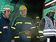 GrFü Jens Piepenstock und Dirk Herrmann mit einem Feuerwehrkameraden