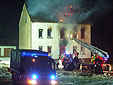 Das Haus brennt in voller Ausdehnung. Vorne links der MLW IV