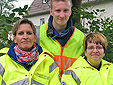 An der Poststraße/Bergstraße in Halver-Oberbrügge, zwei Helferinnen vom OV Lüdenscheid, Bastian Kolb vom OV Halver (AA-Foto)